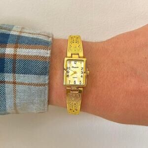 Gold tone analogue watch with